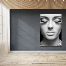 Afbeelding in Gallery-weergave laden, Vrouw met lange zwart-witte wimpers
