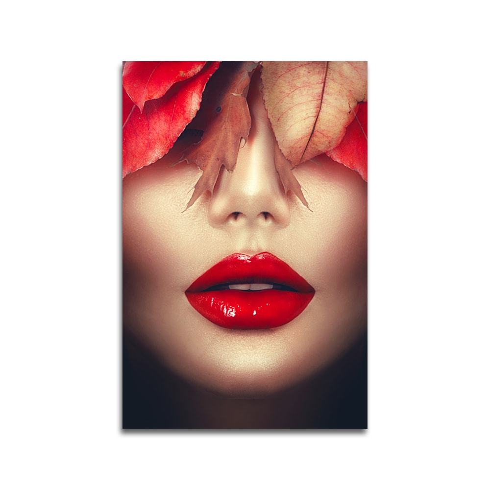 Vrouw met rode lippen en bladeren