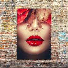 Afbeelding in Gallery-weergave laden, Vrouw met rode lippen en bladeren
