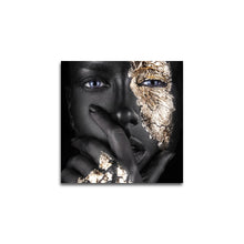 Afbeelding in Gallery-weergave laden, Donkere vrouw met helderblauwe ogen
